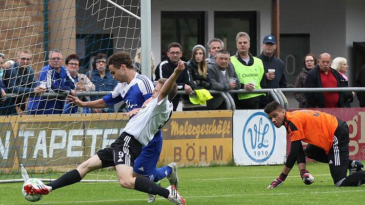 Das 1:1: Den Ausgleichstreffer für die Burgkunstädter erzielte Dominik Portner (weißes Trikot), der sich im Zweikampf mit letztem Einsatz gegen den Frohnlacher Verteidiger Tim Rebhan durchsetzen kann.