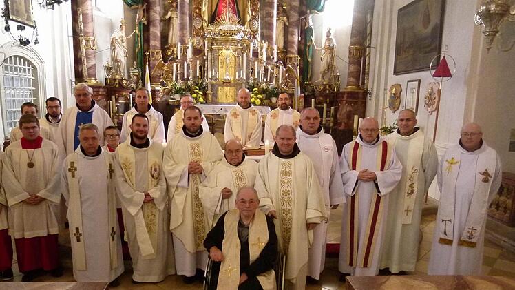 Unser Bild zeigt die angereisten Patres, die zusammen mit den Jubilaren in der Wallfahrtsbasilika den Dankgottesdienst feierten - im Vordergrund sitzend Pater Hieronymus, links hinter ihm Pater Roger, rechts daneben Pfarrer Pater Alard. links neben Pater Roger Provinzial Pater Alan Brzysk. Foto: Oswald Purucker