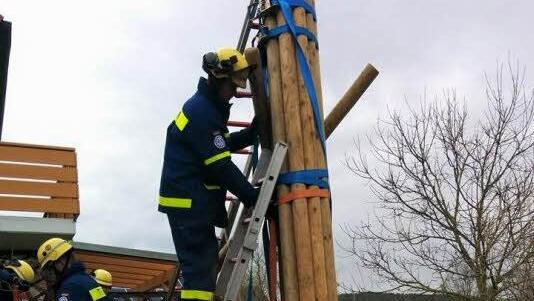 Der THW-Ortsverband Bamberg verstärkt mit Spanngurten und Rundhölzern einen beschädigten Strommast in Poppendorf.  Foto: Ronald Rinklef