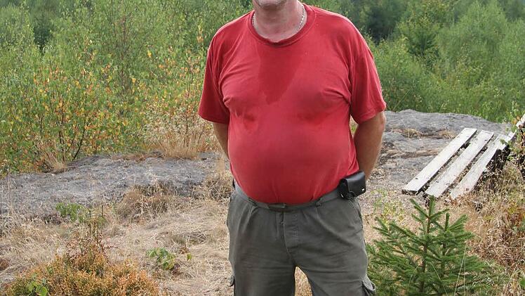 Vom Aussichtsfelsen hat man einen herrlichen Blick über Grafengehaig - Klaus Hieke sieht aber auch die wuchernden Birken, die in den nächsten Jahren geschnitten werden müssen.