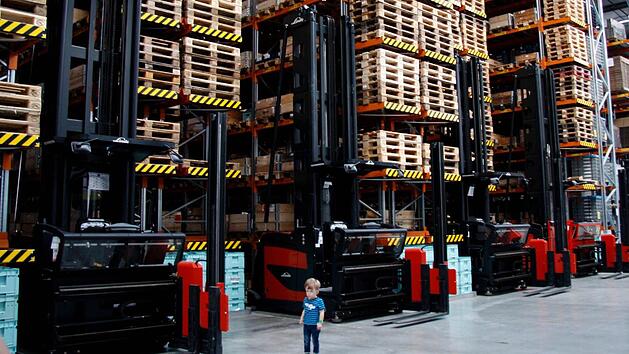 Der Größenvergleich mit dem Knirps im Vordergrund lässt die Ausmaße der Halle erahnen. Foto: Richard Sänger