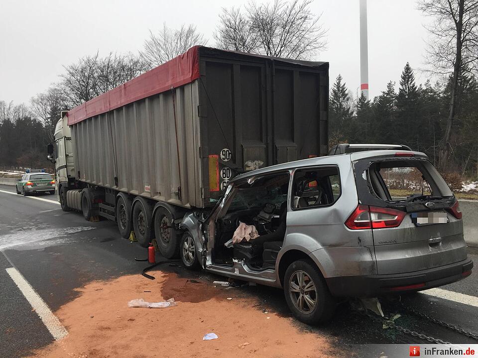 Pkw kracht unter Lkw auf der A9 bei Trockau - Drei Personen verletzen sich schwer