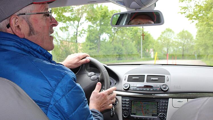 Teilnehmer Alois Rittmayer hat beim Einparken den Seitenspiegel im Blick. Foto: Jann Weckel