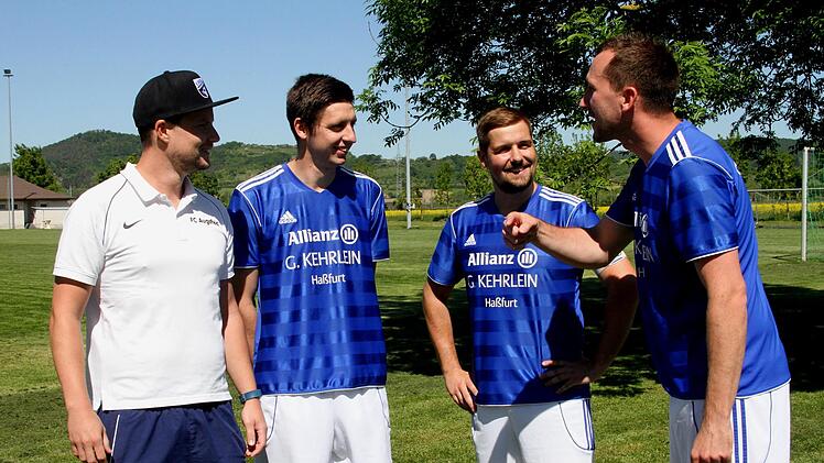 Spielertrainer Johannes Derra stimmt seinen Kapitän Patrick Viernekes und Torjäger Timo Hußlein noch mit Tipps auf das Spiel ein - Spielleiter Sebastian Hußlein hört genau zu (von rechts).