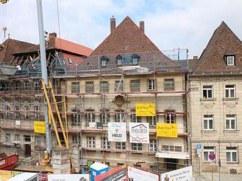 Die Instandsetzungsarbeiten der Gebäude Sattlertorstraße 2 (Wohnhauaus ,links), sowie Hauptstraße 22 (Pfarrhaus, Mitte) haben bereis begonnen. Bei dem Gebäude Hauptstraße 20 (rechts) soll lediglich die Eingangstür erneuert werden. Foto: Andreas Oswald