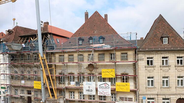 Die Instandsetzungsarbeiten der Gebäude Sattlertorstraße 2 (Wohnhauaus ,links), sowie Hauptstraße 22 (Pfarrhaus, Mitte) haben bereis begonnen. Bei dem Gebäude Hauptstraße 20 (rechts) soll lediglich die Eingangstür erneuert werden. Foto: Andreas Oswald