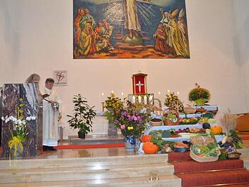 Der Altarraum in der Herz- Jesu- Kirche war reichlich mit Erntegaben geschmückt, für die Pater Helmut Haagen (links) und Diakon Alfred Trebes, den Segen Gottes erbaten.   K.- H. Hofmann