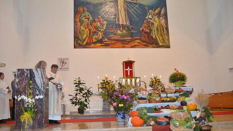 Der Altarraum in der Herz- Jesu- Kirche war reichlich mit Erntegaben geschmückt, für die Pater Helmut Haagen (links) und Diakon Alfred Trebes, den Segen Gottes erbaten.   K.- H. Hofmann