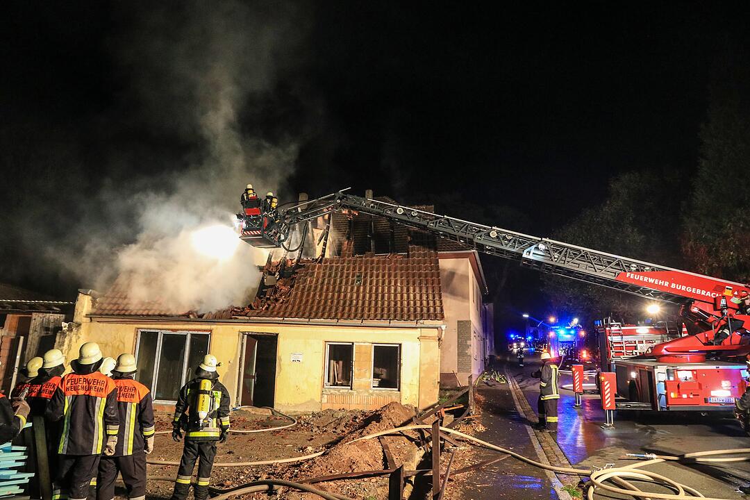Aschbach: Während Renovierungsarbeiten - Dachstuhl in Flammen