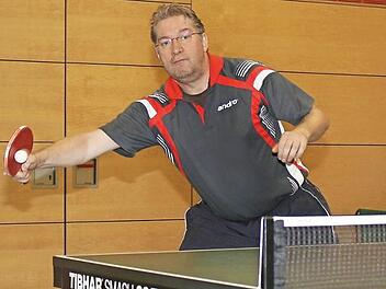 Harald Steif steuerte zwei Einzelsiege für den TTC Sand bei, der sich in der Bezirksliga souverän mit 9:3 beim TTC Kerbfeld II behauptete.  Foto: Ralf Naumann