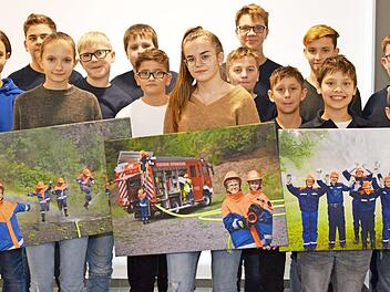 Die Jugendlichen der Wehren Rothenkirchen und Gehülz präsentieren die drei schönsten Bilder des Wettbewerbs.  Foto: Matthias Schuhbäck