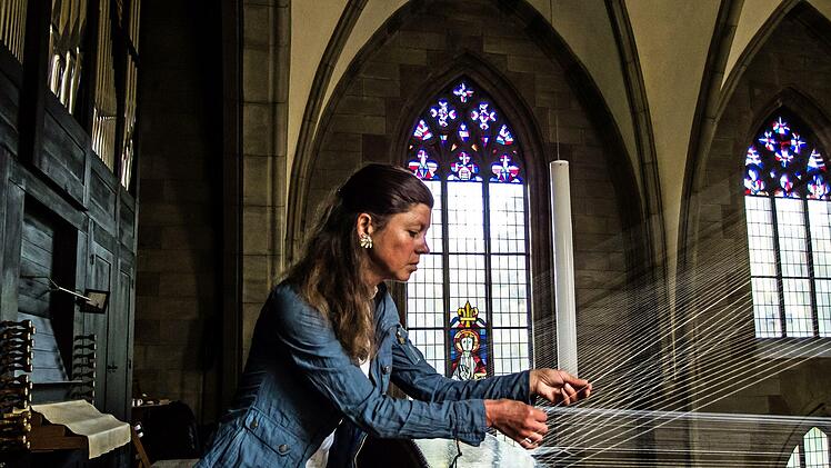 Letzte Handgriffe: Elke Maier mit ihrer Installation in der Pfarrkirche St. Augustin.Foto: Jochen Berger