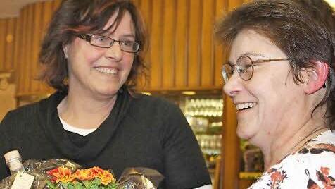 Für langjährige Mitgliedschaft zeichnete Maria Jattke (scheidende 1. Vorsitzende) Gertrud Baumann (Gasthaus zum Anker) aus. Foto: Pfannes