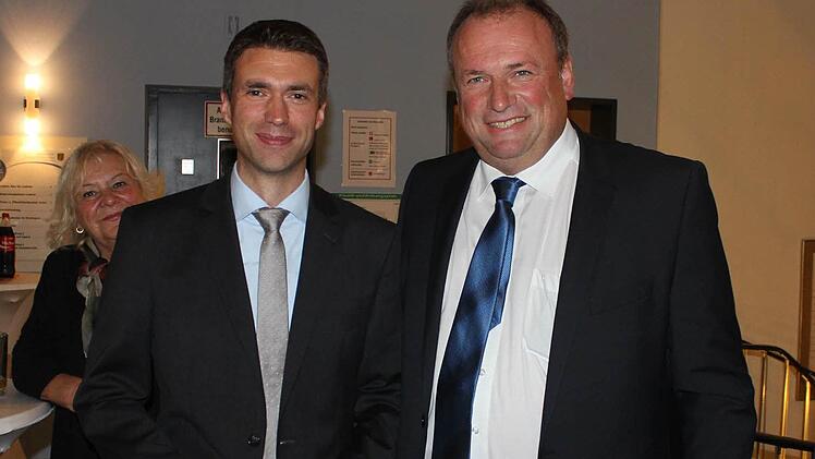 Flankiert von den stellvertretenden Landräten Knorr (links) und Bachmayer (rechts) freuen sich Walter Nussel (2.v.r.) und sein CSU-Kreisvorsitzender Stefan Müller über das gute Abschneiden ihrer Partei.  Fotos: Andreas Dorsch