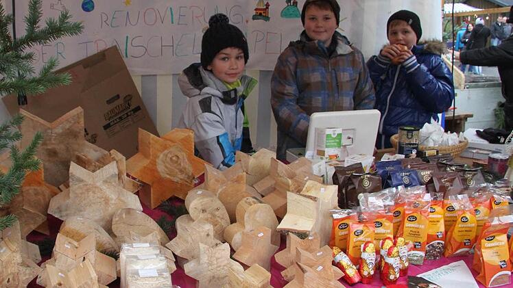 Die Firmlinge aus dem ganzen Oberland sammeln für die Renovierung der Traischel-Kapelle. Luca Beetz, Max Tempel und Tim Vogler waren mit dem Umsatz ganz zufrieden.