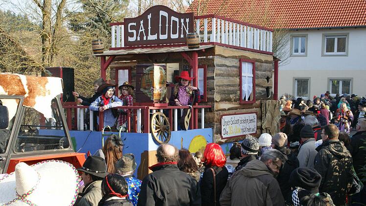 Auch im Saloon freut man sich über das Ende der Internet-Wüste Oberaurach. Fotos: Sabine Weinbeer