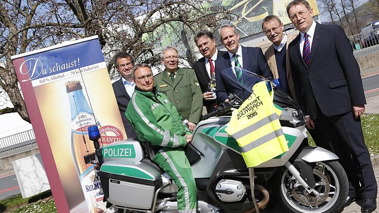 Sie stellten das Programm der Motorrad-Sternfahrt 2015 vor. Von links: Organisator Michael Schmid von der Kulmbacher Brauerei, Polizeihauptkommissar Uwe Leonhardt, Polizeipräsident Reinhard Kunkel, Landrat Klaus-Peter Söllner, Brauerei-Vorstand Markus Stodden, Marketingleiter Andreas Eßer und OB Henry Schramm. Foto: Matthias Hoch