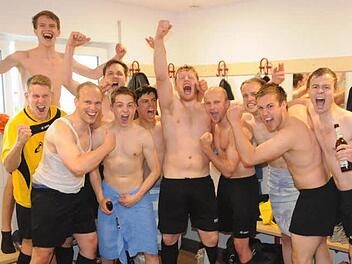 Kabinenparty des SV Römershag nach dem geglückten Aufstieg in die A-Klasse. Foto: ssp