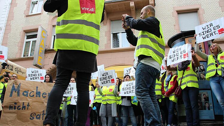 H&M Mitarbeiter protestieren in Bad Kissingen. Foto: Benedikt Borst