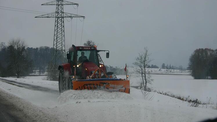 Der Winter naht und damit brauchen die Rentweinsdorfer ein Schneeschild für den neuen Traktor des Bauhofs. Foto: Symbolbild/Eckehard Kiesewetter