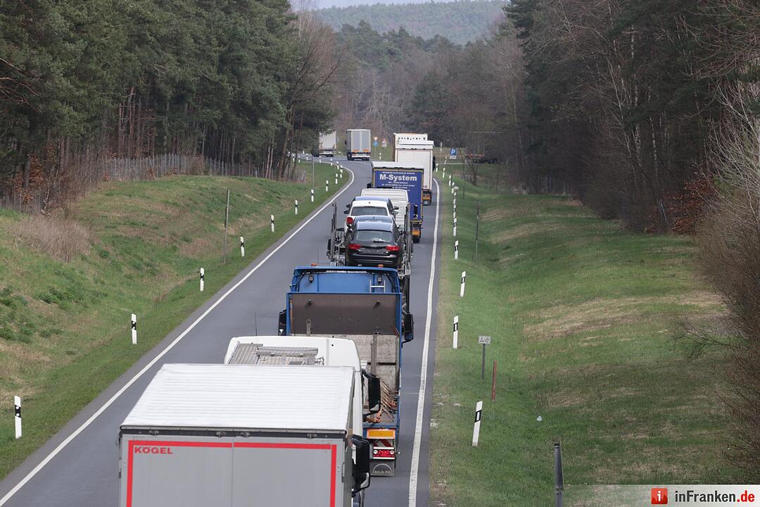 Der Lkw-Unfall auf der A3 sorgt für Verkehrschaos auf der B505