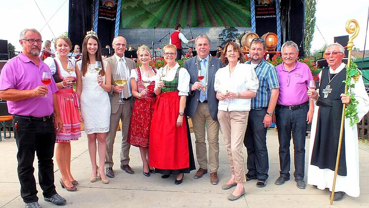 Prominente Gäste beim Sander Altmain-Weinfest waren, von links: Organisationskomitee-Vorsitzender Roland Mahr, Abt-Degen Weintal-Prinzessin Johanna Berninger, die Fränkische Weinkönigin Christina Schneider, Landrat Wilhelm Schneider, die Sander Weinprinzessin Elisabeth Goger, Sabine Dittmar (MdB), Bürgermeister Bernhard Ruß, Kathi Petersen (MdL), Pfarrer Michael Erhart, Organisationskomitee-Vorsitzender Ernst Albert und "Abt Degen" Richard Schlegelmilch.