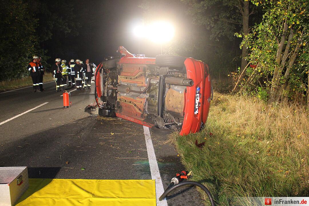 Pkw kracht in Baumgruppe und überschlägt sich bei Ödenreuth