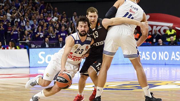 Real-Star Sergio Llull (l.) hat freie Bahn, da der Bamberger Janis Strelnieks am Block von Gustavo Ayon (r.) h&auml;ngen bleibt. Foto: imago