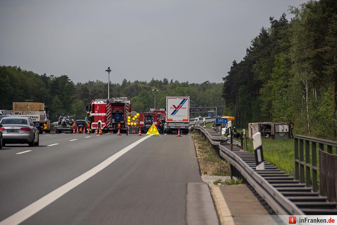 Nürnberg_ Schwerer Lkw-Unfall nach Reifenplatzer