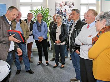 Das Zentrum für Telemedizin in Bad Kissingen besuchte die SPD-Arbeitsgemeinschaft 60plus. Projektmanager Thomas Schreiner (links) erläuterte den Besuchern, was Telemedizin ist und welche Geräte dafür eingesetzt werden.  Foto: Dieter Britz