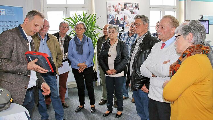 Das Zentrum für Telemedizin in Bad Kissingen besuchte die SPD-Arbeitsgemeinschaft 60plus. Projektmanager Thomas Schreiner (links) erläuterte den Besuchern, was Telemedizin ist und welche Geräte dafür eingesetzt werden.  Foto: Dieter Britz