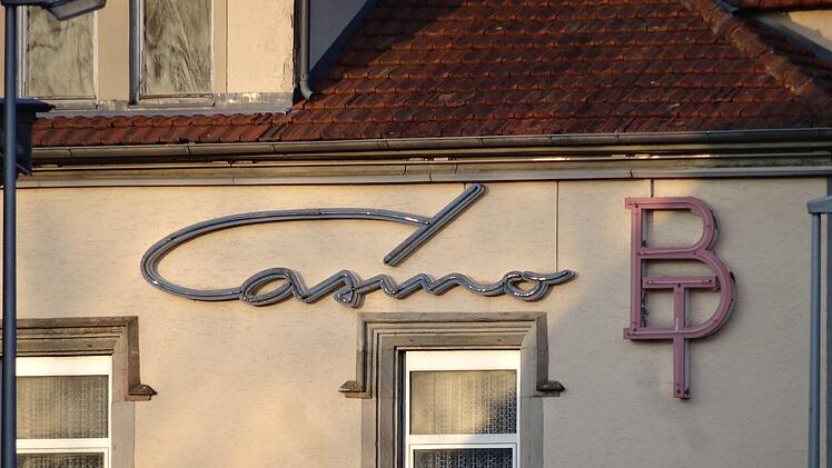 Ein Stück Coburger Kino-Geschichte: Dieser Schriftzug erinnert an den ehemaligen Standort vvon Burgtheater und Casino in der Rosenauer Straße.
