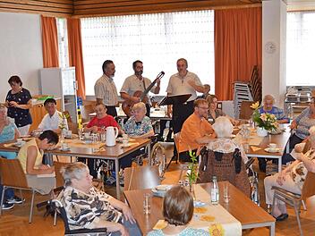 Der "Graatzer Hecht`n Dreigesang" erfreute die Bewohner des Seniorenzentrums mit fränkischen Liedern und Geschichten. Foto: Thomas Micheel