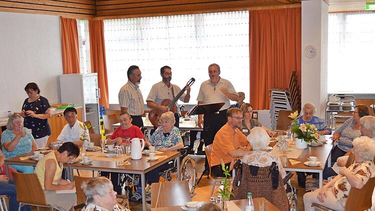 Der "Graatzer Hecht`n Dreigesang" erfreute die Bewohner des Seniorenzentrums mit fränkischen Liedern und Geschichten. Foto: Thomas Micheel