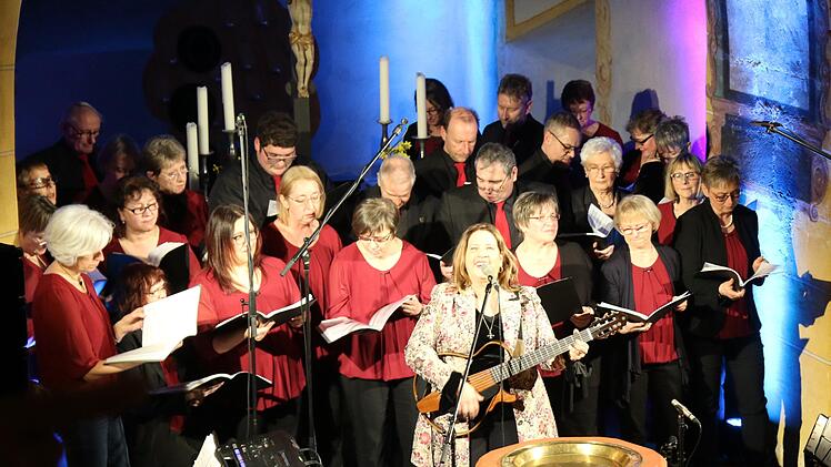 Der Gospelchor Großheirath-Buchenrod harmonierte beim Auftritt in der Kirche in Großheirath perfekt mit der großen Künstlerin Kathy Kelly. Foto: Michael Stelzner