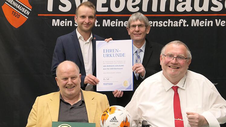 Die Vorsitzenden des TSV Ebenhausen Sebastian Dees (hinten links) und Dieter Bausewein (vorne rechts) präsentieren stolz die BFV-Urkunde zum 100. Vereinsgeburtstag und die Silberne Raute überreicht vom Kreisehrenamtsbeauftragten Klaus Eisenmann (hinten rechts) und Kreisvorsitzenden Rainer Lockmüller (vorne links).