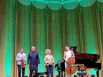 Klavierduo Andreas Groethuysen und Yaara Tal hat sich Sergej Malov (links) und Raphaela Gromes (rechts) dazugeholt.