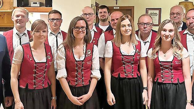 Viele aktive Musikanten und Musikantinnen wurden f&uuml;r ihre Verdienste vom Kreisvorsitzenden Horst S&uuml;nkel (li.) geehrt.