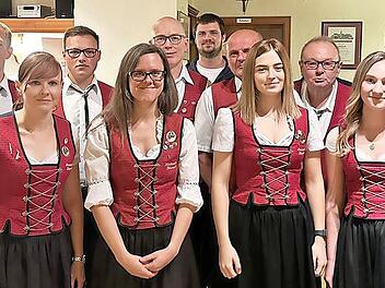 Viele aktive Musikanten und Musikantinnen wurden f&uuml;r ihre Verdienste vom Kreisvorsitzenden Horst S&uuml;nkel (li.) geehrt.