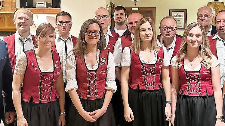 Viele aktive Musikanten und Musikantinnen wurden f&uuml;r ihre Verdienste vom Kreisvorsitzenden Horst S&uuml;nkel (li.) geehrt.