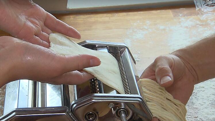 Die Pasta für Dustins Carbonara ist natürlich handgemacht