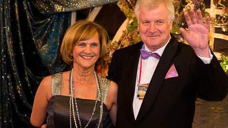 Das beste Kostüm von allen: Ministerpräsident Horst Seehofer (mit Gattin Karin) kam als Landesvater verkleidet. Foto: Tobias Köpplinger
