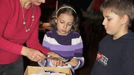 Die Gewinner des Weihnachtspreisrätsels im Adventsblättla ermittelten Christina Seebach-Künzel, Ines und Moritz Schrempf (von links) aus den über 3500 Einsendungen. Foto: Ralf Kestel