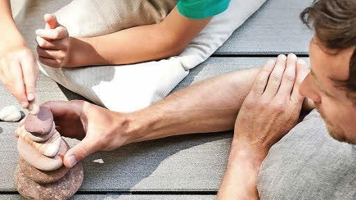 Chill-out im eigenen Garten: Das Freiluftwohnzimmer ist bei allen Generationen gleichermaßen beliebt. Foto: djd/www.megawood.com