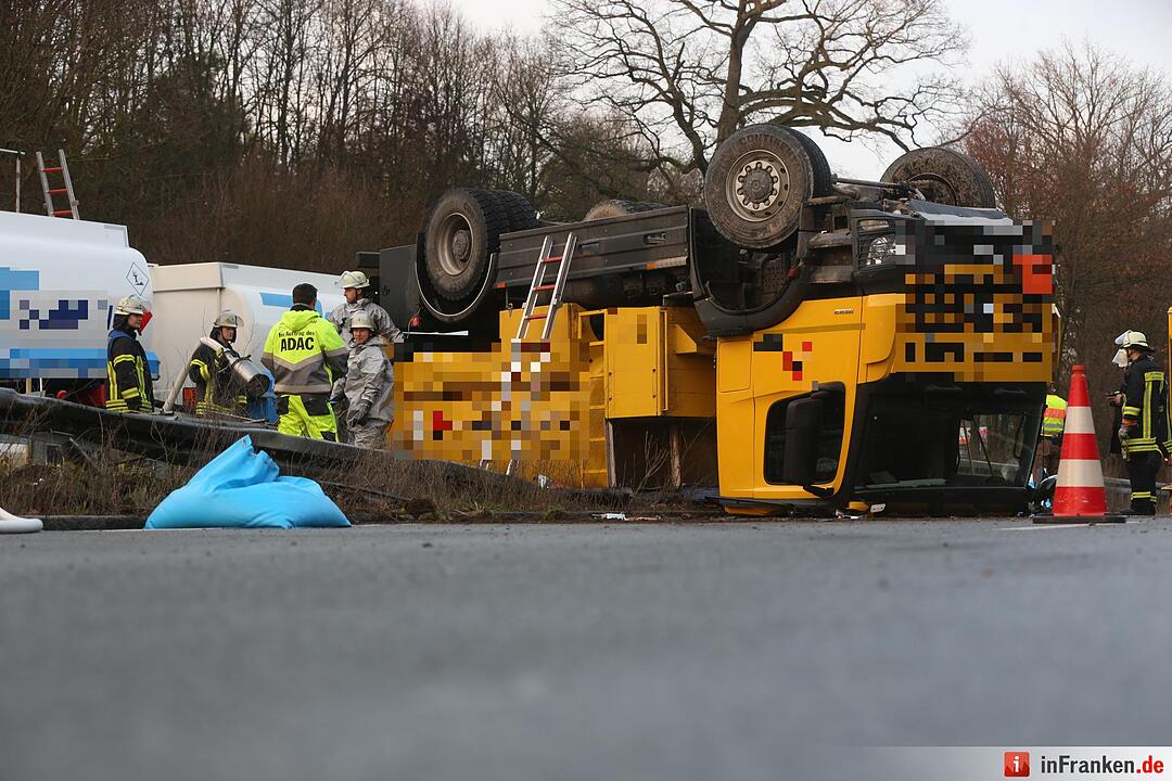 Erlangen: Tanklaster kippt um