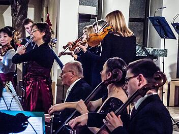 Reichlich Applaus gab es für das Collegium musicum und die hervorragenden Solisten beim Weihnachtskonzert in St.. Marien. Foto: Jochen Berger