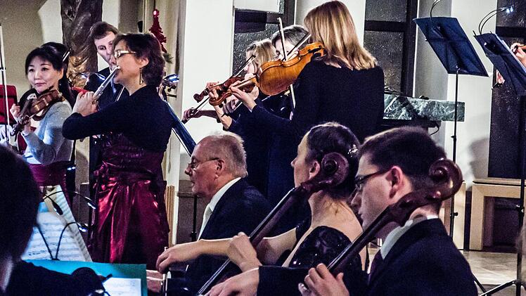 Reichlich Applaus gab es für das Collegium musicum und die hervorragenden Solisten beim Weihnachtskonzert in St.. Marien. Foto: Jochen Berger