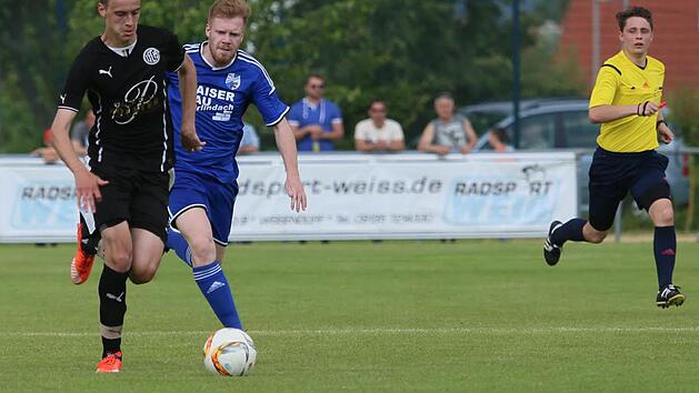 s Marco Amling (li.) traf zum 0:1 und bereitet in dieser Szene den zweiten FC-Treffer durch Eric St&uuml;bing vor. Der Weisendorfer Daniel Sand kommt zu sp&auml;t.  Foto: Sebastian Baumann