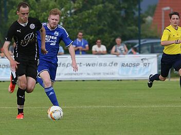 s Marco Amling (li.) traf zum 0:1 und bereitet in dieser Szene den zweiten FC-Treffer durch Eric Stübing vor. Der Weisendorfer Daniel Sand kommt zu spät.  Foto: Sebastian Baumann