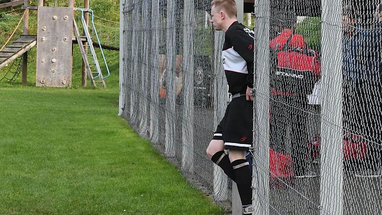 Christian, Ihr Auftritt: Herr Dorn von der SG Oberbach/Riedenberg II betritt die B&uuml;hne. Foto: Hopf